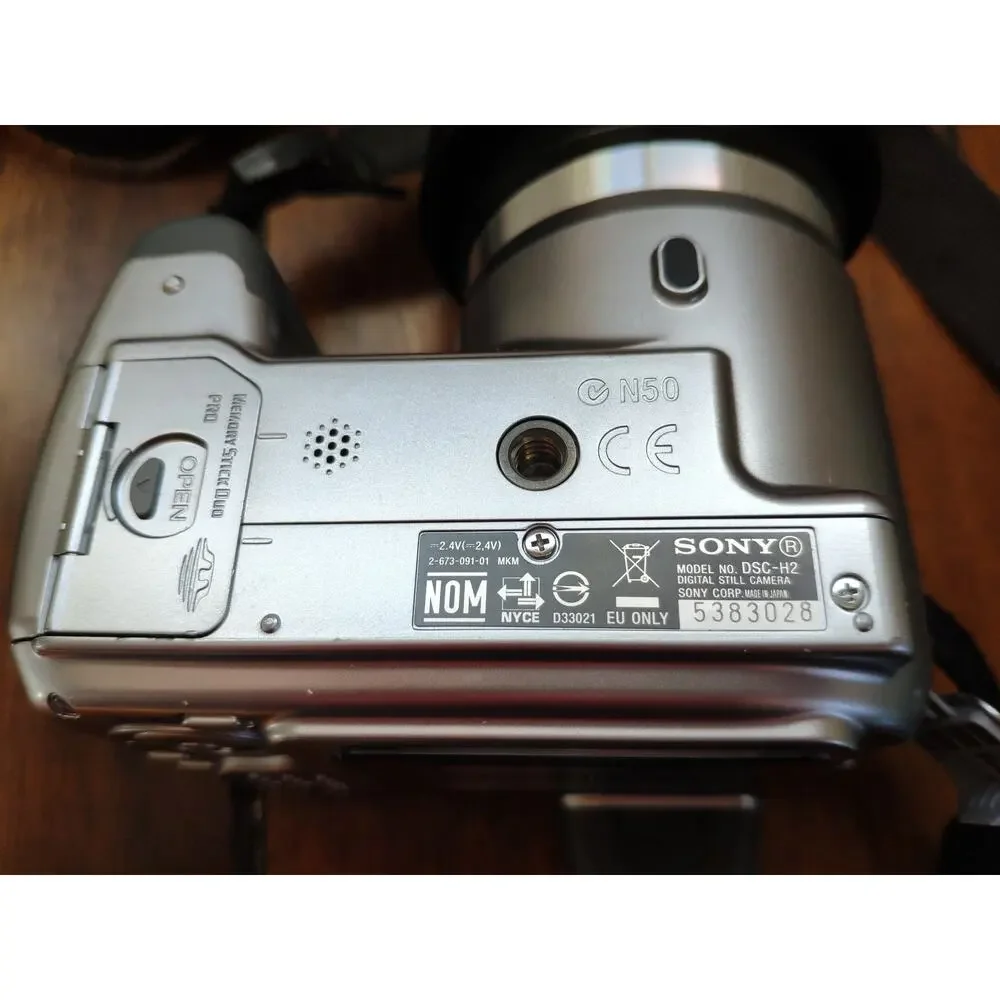 Sony Cyber-shot DSC-H2 6.0MP Camera w/Carl Zeiss Lens